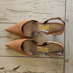Salvatore Ferragamo ladies peach colored 7 1/2 7.5 B Pump Shoe